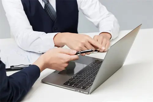 介绍公司人员架构情况